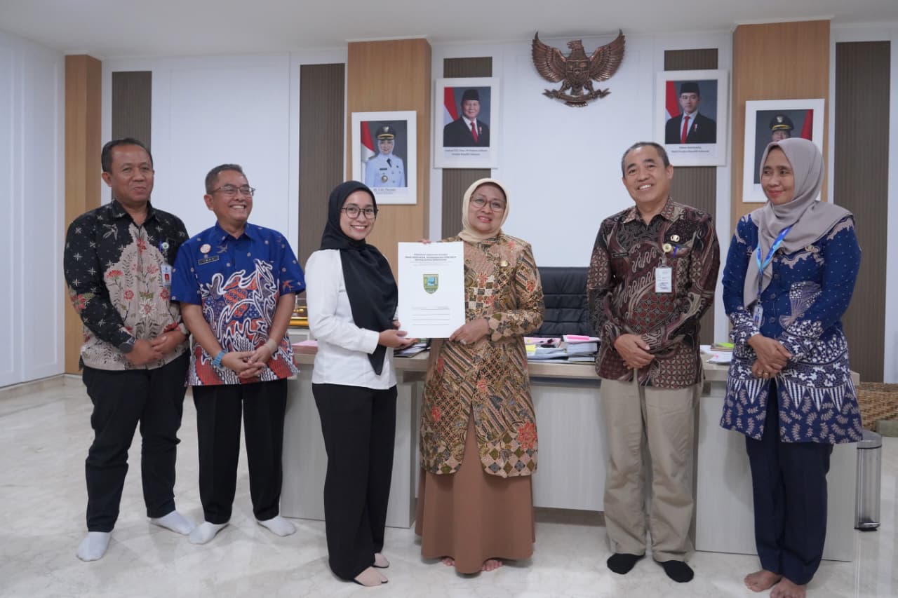 Bupati Menyerahkan SK Pegawai BLUD RSUD dan Puskesmas