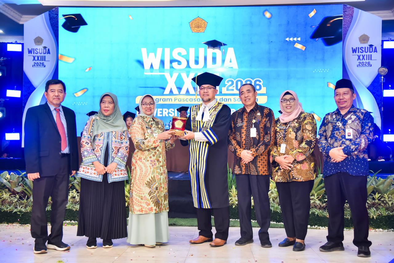 Bupati menghadiri acara Wisuda Universitas Putra Bangsa