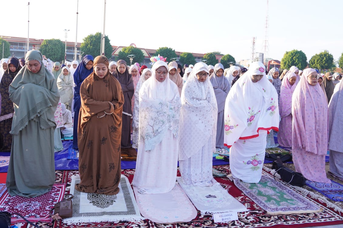 Salat Iduladha di Alun-Alun Kebumen: Bupati Lilis Nuryani Salat Bersama Ribuan Warga