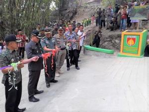 Wakil Bupati Kebumen Resmikan Jalan Penghubung Desa Sawangan  dan Desa Tlogowulung Alian