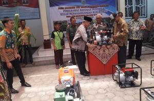 Distapang Kebumen Beri Bantuan 52 Pompa Air Buat  44 Gapoktan