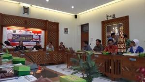 Bupati dan Wabup Serahkan Piala Pemenang Literasi Geopark 2019