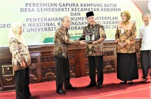 Peresmian Gapura Batik Desa Gemeksekti dan Penyerahan Dokumen Masterplan Geopark Nasional Karangsambung-Karangbolong