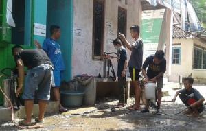 Warga Jatipurus Antusias Lakukan Penyemprotan Disinfektan