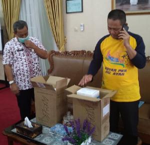 Wabup Kebumen Serahkan Bantuan Rapid Test dan Berikan Gajinya Untuk Tangani COVID-19