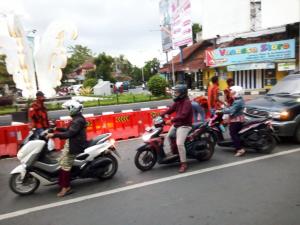 Pemuda Pancasila Kebumen Bagikan Takjil dan Masker di Kawasan Tugu Lawet