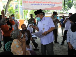 Bupati Pantau Langsung Penyaluran BST di Kantor Pos Gombong dan Karanganyar