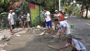 Warga Dukuh Glimpang Bahu Membahu Bangun Jalan Penghubung