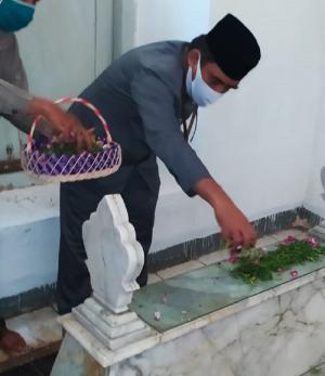 Jelang Peringatan Hari Jadi, Ziarahi Makam Leluhur