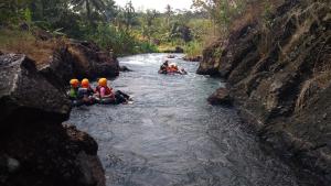 Wisata Asik Kekinian, River Tubing Sendal Eksplore