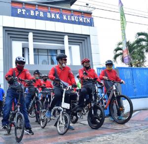 Gaungkan Program Jogo Tonggo, BKK Kebumen Gowes Sambil Bagikan Paket Sembako