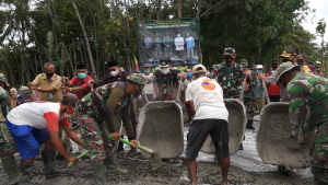 Tinjau Pelaksanaan TMMD Fisik di Desa Adiluhur Kecamatan Adimulyo, Wabup Turun Langsung Bantu Warga dan TNI