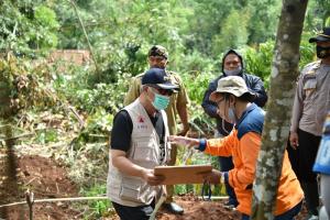 Kunjungi Korban Tanah Bergerak di Grengeng, Bupati : Delapan Rumah Akan Kami Relokasi