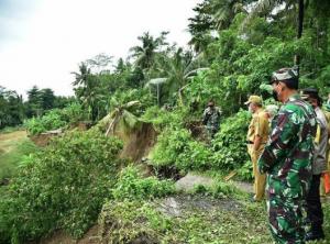 Bupati Pantau Langsung Bencana Tanah Longsor