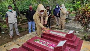 Peringati HPN Tahun 2021, Pemkab dan Insan Pers Lakukan Ziarah Makam Wartawan