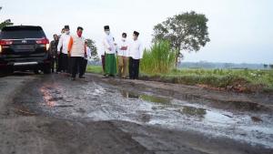 Tinjau Jalan Rusak di Banjurpasar, Bupati Arif Sugiyanto Pastikan Langsung Diperbaiki