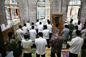 Sholat Shubuh Berjamaah, Bupati Arif Sugiyanto Bersama Sejumlah Pejabat dan Masyarakat