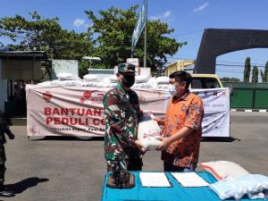 Panitia Imlek Nasional Salurkan Bantuan Beras  dan Masker Melalui Kodim 0709 Kebumen