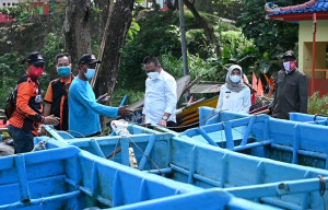 Bupati Bantu Perbaikan Kapal Nelayan yang Rusak Dihantam Ombak