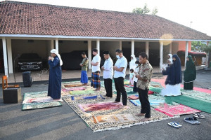 Bupati Kebumen Salat Iduladha di Rumah Dinas Bersama Keluarga