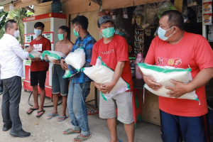 Bupati Keliling Desa Bagi Beras untuk Warga Terdampak PPKM Darurat