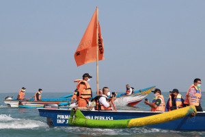 Sembari Cek Vaksinasi Nelayan, Bupati Kebumen Coba Susur Pantai di Laut Selatan