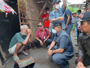 Dapat Laporan Warganya Hidup Sebatang Kara, Bupati Kebumen Langsung Melakukan Penanganan Cepat