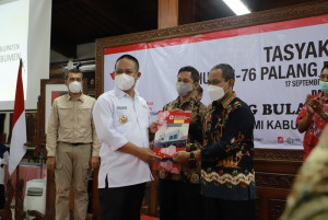 HUT PMI ke-76, Bupati Kebumen Sumbang 1 Mobil Sedan