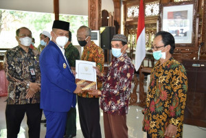 Bupati Kebumen Berikan Tali Asih kepada 60 ASN yang Memasuki Masa Pensiun