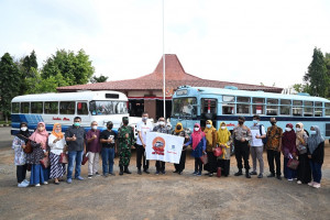 Kebumen Hadirkan Paket Wisata dalam Kota Gunakan Bus Antik