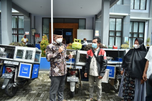 Bupati Serahkan Bantuan 50 Rombong Motor untuk Pedagang Kecil/Cilok