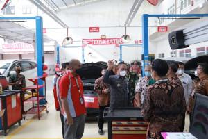 Tingkatkan Skill, Bupati Kebumen Siap Libatkan Anak SMK untuk Perawatan Mobil Dinas