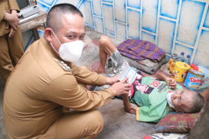 Bupati Jenguk Warganya yang Lumpuh Kena Stroke dan Beri Santunan