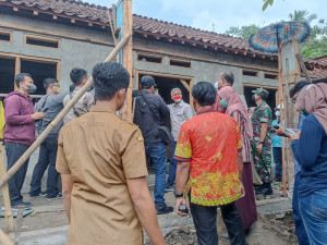 Ganjar Bermalam di Rumah Warga; Dua Tahun Saya Tak Bisa Begini Karena Pandemi