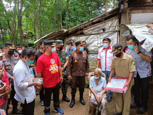 Temui Warganya Tinggal di Gubuk Reot, Bupati Bangunkan Rumah bersama Sedulur Kebumen