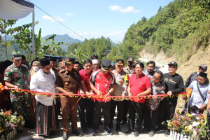 12 Tahun Terbengkalai, Bupati Kebumen Resmikan Jalan Giritirto-Banjarnegara