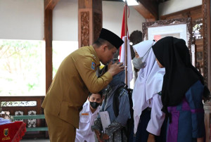 Meriahkan Bulan Muharam, Bupati Arif Sugiyanto Bagikan Santunan Anak Yatim