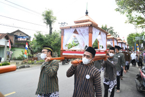 Tradisi Tumpeng Ingkung Kuwarisan, Bupati Bawa 20 Ekor Ayam