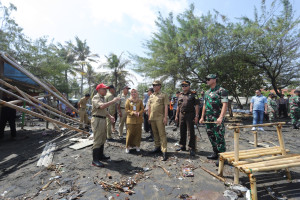 Bupati Tinjau Lokasi Gelombang Tinggi yang Merusak Ratusan Warung di Pantai Suwuk