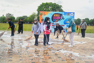 Peringati World Cleanup Day, Bupati Bersama Jajaran OPD Lakukan Aksi Bersih-Bersih Alun-Alun Kebumen