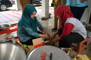 Ketua TP PKK Kebumen Beri Bantuan Beras 100 Kg untuk Para Korban Banjir dan Longsor di Wadasmalang