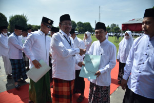 Upacara Hari Santri di Kebumen Berlangsung Meriah, Bupati Beri Penghargaan