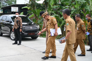 Dapat Laporan Warga Soal Jalan Rusak, Bupati Langsung Tinjau ke Lokasi