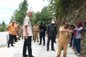 Ganjar Cek Pengerjaan Jalan Lokidang-Banjarnegara: Ada Sedikit Retak-Retak