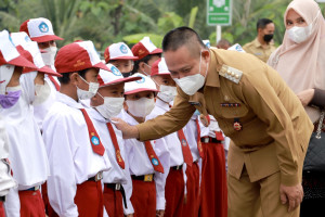 Bupati Arif Sugiyanto Alokasikan Beasiswa Bagi 2000 Siswa SD