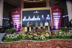 Bupati Arif Sugiyanto Terima Penghargaan Obsession Awards 'Best Regional Leader'