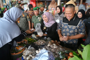 Bupati Kebumen dan ASN Ramai-Ramai Borong Kebutuhan di Pasar Tradisional