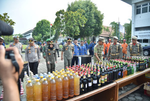 Jelang Ramadhan, Bupati dan Satpol PP Kebumen Musnahkan 729 Botol Miras