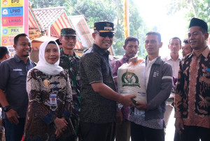 Perdana, Bupati Kebumen Salurkan Bantuan Pangan Puluhan Ton Beras untuk Warganya