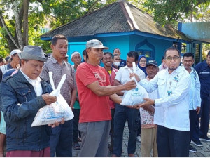 Jelang Lebaran, PDAM Kebumen Bagi-bagi 960 Paket Sembako untuk Tukang Becak dan ABK